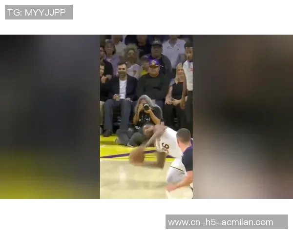 里夫斯赛后第一时间告知詹姆斯我曾为他们父子送出空接精彩瞬间